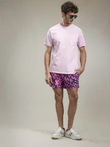 Remera color petróleo de corte clásico, con cuello redondo y bolsillo en el pecho.