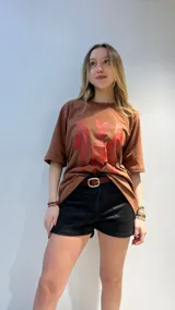 Remera blanca de algodón de corte oversize con estampado de tres peces rojos.