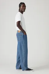 Pantalón de jean celeste de corte amplio, estilo baggy, con bolsillos delanteros y traseros.