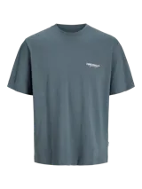 Remera azul de manga corta con cuello redondo y estampado en la espalda con la frase "ORIGINALS STUDIO Copenhagen EST.1990 Workshop CRAFTED AESTHETICS DAILY BASIC GARMENTS".