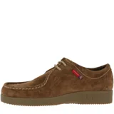 Zapato acordonado de cuero color marrón, con pespuntes decorativos y suela de goma.