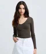 Suéter de punto color marrón oscuro, con escote en V y mangas largas. Confeccionado en viscosa certificada, poliéster y poliamida.