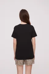 Remera negra de algodón con frase estampada en el frente: "why overthink when u can over drink".
