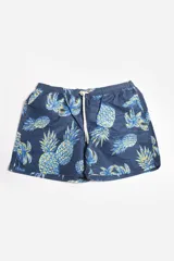 Short de baño blanco con estampado de hojas en tonos naranja, verde y rosa. Cuenta con cintura elástica, cordón ajustable, bolsillos laterales, suspensor interno y logo estampado.