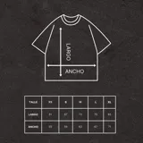 Remera negra de algodón, corte oversize y mangas cortas. Estampado frontal pequeño con la palabra 'GAINS.' en color blanco.