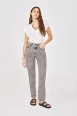 Pantalón jean gris con lavado ácido, corte carrot, tiro alto y bolsillos delanteros y traseros.