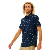 Camisa de manga corta azul marino con estampado de palmeras blancas, cuello clásico, cierre con botones y bolsillo en el pecho.