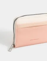 Billetera de cuerina color rosa y beige con cierre circundante y bolsillos frontales.