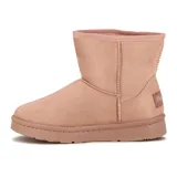 Botas cortas color rosa, con interior de piel sintética y suela de goma.
