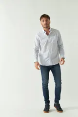 Camisa de hombre a cuadros y rayas, de manga larga, con bolsillo y logo bordado.