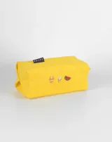 Neceser amarillo con cierre superior y bordados de bikini, helado y sandía.