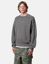 Sweater de cuello redondo, color gris oscuro con efecto lavado o desgastado, manga larga y logo cuadrado de Carhartt WIP en el pecho izquierdo.