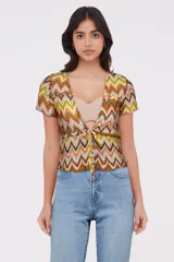 Top multicolor con estampado en zigzag, de corte ajustado y mangas cortas.