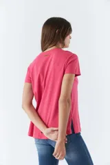 Remera de manga corta color fucsia, con cuello redondo y corte recto.
