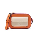 Bandolera naranja con detalles en rosa y blanco. Tiene correa ajustable y bolsillo externo con cierre a presión.