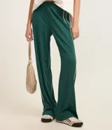 Pantalón largo de vestir color verde esmeralda, de corte recto y cintura elástica.