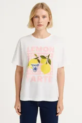 Remera blanca de algodón con estampado de limones, una taza y la frase "Lemon Tarte" en color rosa.