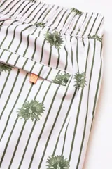 Short de baño blanco con rayas verticales finas color verde oliva y estampado de flores de sol en verde oliva.