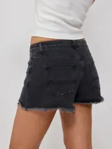 Short de jean negro con roturas y terminaciones desflecadas.