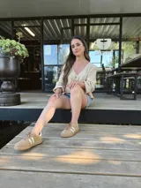 Zapatillas deportivas de cuero color camel con detalles en blanco y suela de goma.