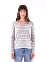 Remera gris con rayas horizontales blancas, escote en V con botones y mangas largas.