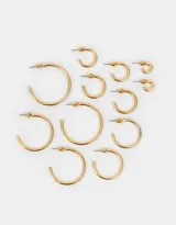 Set de seis pares de aros tipo argolla de metal dorado, en diferentes tamaños.