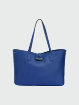Cartera Longchamp modelo Roseau Essential, tipo tote bag, color azul eléctrico, confeccionada en cuero flexible con cierre tipo toggle.