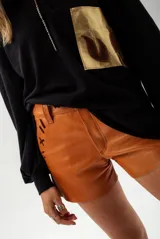 Short de cuero color camel, de tiro alto y corte ajustado.