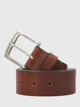 Cinturón de cuero marrón con hebilla metálica plateada y logo de la marca grabado en el cuero.