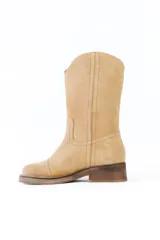 Bota de caña media color marrón chocolate, de gamuza, con puntera redondeada, costuras decorativas en marrón claro y taco bajo.