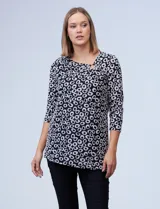 Blusa de tejido texturado color negro, con escote en V descentrado y aplique de aro metálico, terminación de ruedo asimétrico.