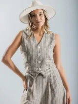 Conjunto sastrero rayado compuesto por chaleco con botones y pantalón wide leg.