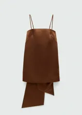 Vestido corto marrón sin tirantes con detalle drapeado y falda recta. Incluye guantes de tul marrón.