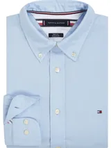 Camisa celeste de popelina de algodón con tecnología Flex, cuello abotonado, corte regular, puños en inglete con dos botones y logo de Tommy Hilfiger bordado en el pecho.