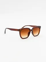 Lentes de sol con montura cuadrada de color marrón y lentes degradadas en tonos marrones.