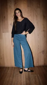 Pantalón palazzo de punto fino con estampado geométrico en tonos azulados.