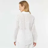 Camisa blanca de algodón con bordado inglés, corte clásico, cuello camisero y mangas 3/4 con puños abotonados.