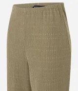 Pantalón wide color marrón claro con cintura elástica y textura acanalada.