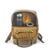 Mochila marrón de tela canvas con compartimento para notebook y accesorios de mate.