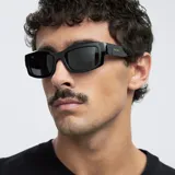 Gafas de sol con montura rectangular negra y lentes polarizadas negras. Diseño robusto de estilo retro con protección UV400.