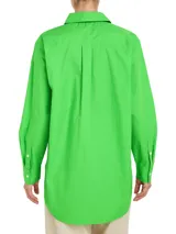 Camisa verde de popelín de algodón orgánico, corte oversize con hombros caídos, cuello inglés, bolsillo de parche en el pecho y logo bordado en la manga.
