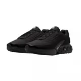 Zapatilla deportiva Nike Air Max DN, color negro total (triple black), con amortiguación visible en el talón con tecnología Dynamic Air (DN) y logo Swoosh plateado en el lateral.