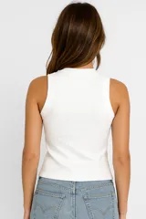 Musculosa negra de algodón con cuello redondo y sisas anchas.