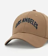 Gorra de sarga color marrón con bordado de la frase "Los Angeles" en azul marino.