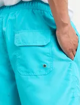 Short de baño verde con cintura elástica ajustable con cordón.