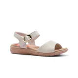 Sandalia de cuero color negro con suela marrón, tira ancha sobre los dedos y tira al tobillo con hebilla dorada.