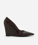 Zapato de tacón tipo anabela color marrón oscuro, con punta fina y confeccionado en material sintético.