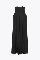 Vestido midi negro de tejido fluido, con cuello redondo y sisa. Cierre trasero con cremallera oculta.