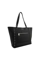 Cartera tipo shopper negra con textura símil cuero, doble asa de hombro y bolsillo frontal con cierre. Decorada con tachas plateadas en los laterales y logo de la marca en el frente.