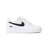 Zapatillas Nike Air Force 1 Low Supreme, color blanco con swoosh negro y detalle de logo Supreme en el lateral.
